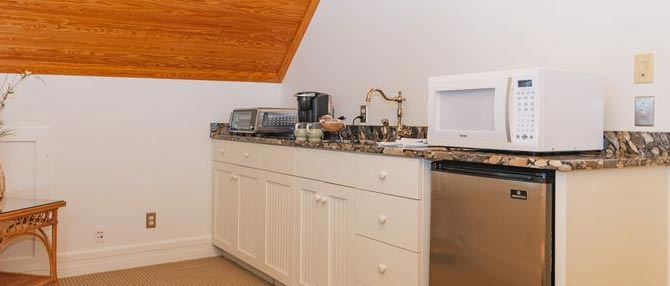 Microwave, refrigerator, coffee and tea service